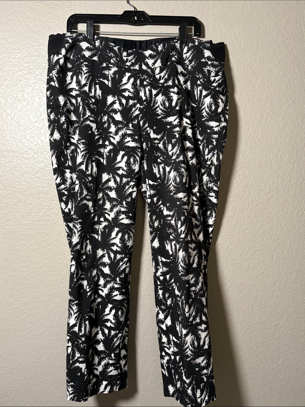 Women's Black & White Palm-Print Straight Leg Pants